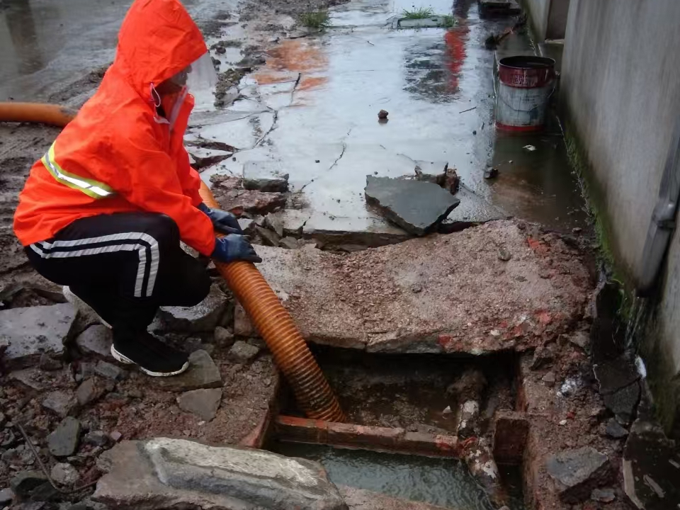 沧源专业清理污水池 炜誉市政以规范流程守护城市 “肠道”