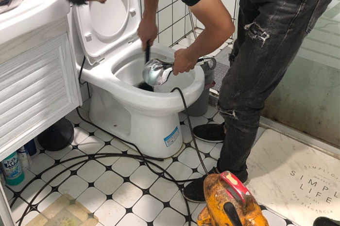 沧源马桶堵塞自己疏通还是找师傅?专业上门服务让你省时更省心